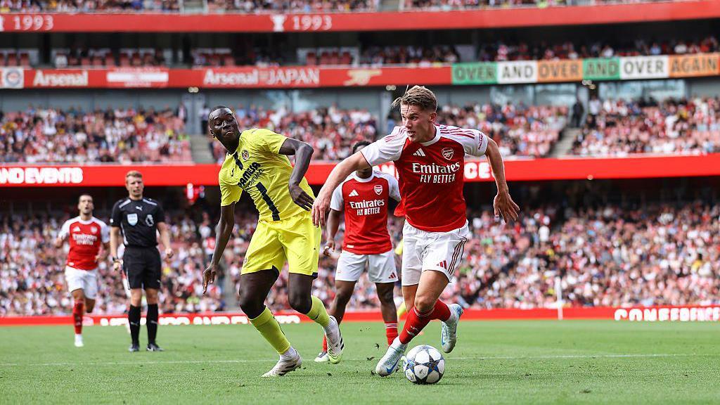 Viktor Gyokeres battling for the ball