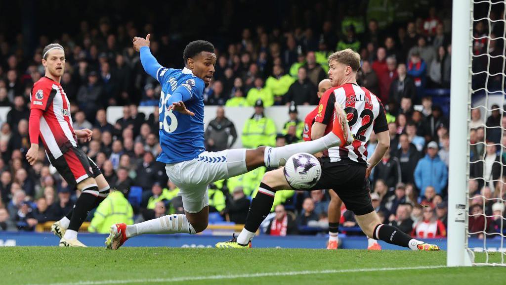 Youssef Chermiti misses a chance for Everton