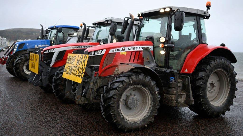 Tractorau wedi parcio ar bromenad Llandudno