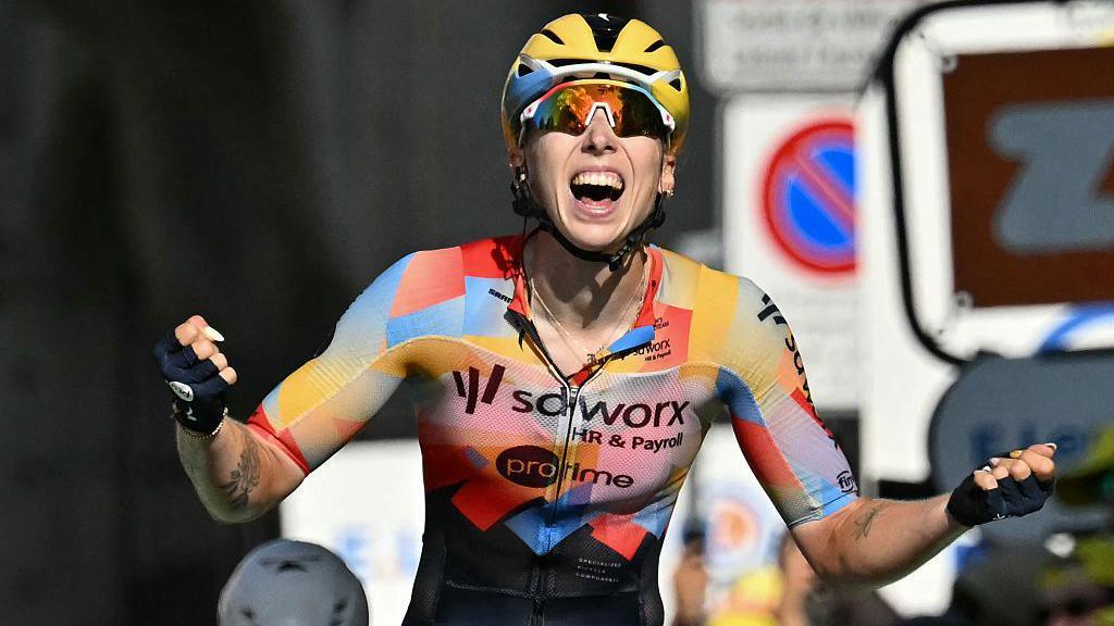 Lorena Wiebes celebrating