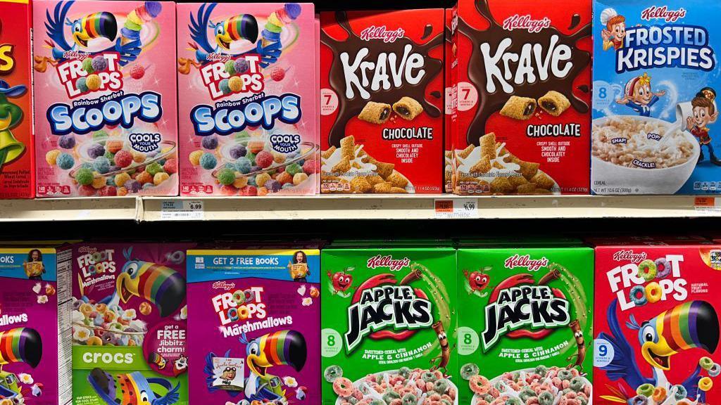 Shelves of sugary cereals like Froot Loops and Apple Jacks, some of which contain artificial food dyes