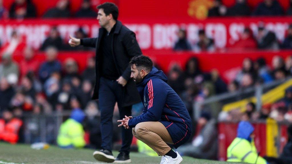 Iraola and Amorim on the sidelines at Old Trafford