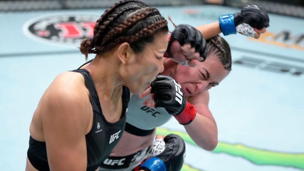 Molly McCann elbows her opponent