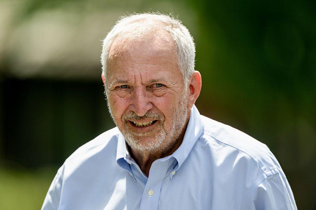Larry Summers, a former Harvard University president, wears a blue shirt as he walks to lunch during the Allen & Co. Media and Technology Conference in Sun Valley, Idaho, US