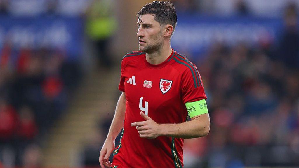 Ben Davies yn chwarae dros Gymru yn erbyn Canada