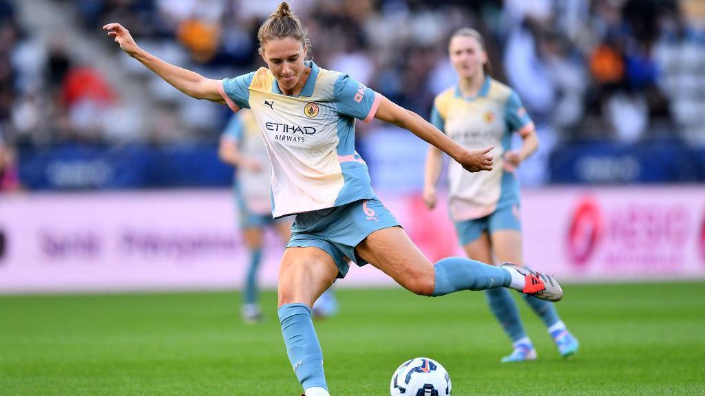 Vivianne Miedema of Manchester City shoots during the UEFA Women's Champions League 2024/25 Second Round First Leg match between Paris FC and Manchester City