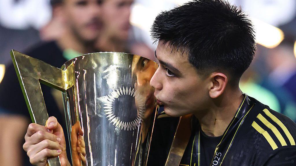 Gilberto Mora celebrates winning the 2025 Gold Cup with Mexico
