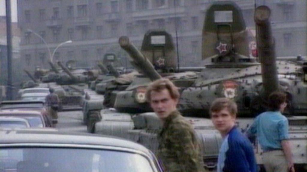 BBC Archive 1991: Soviet hardliners stage Gorbachev coup - BBC