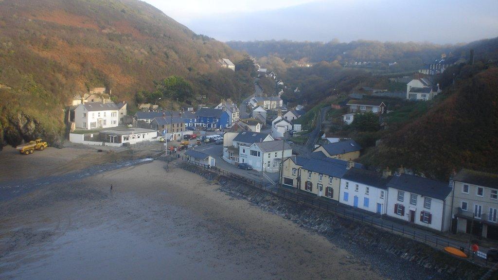 Pentref Llangrannog yng Ngheredigion