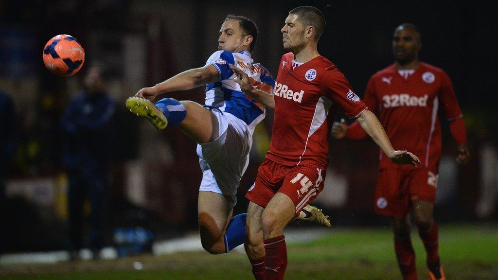 Mark McChrystal and Jamie Proctor challenge for the ball