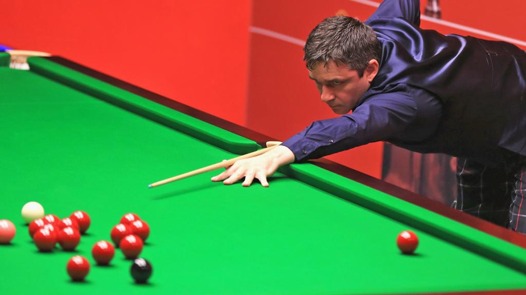 Alan McManus takes on Ken Doherty.