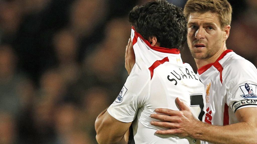 Steven Gerrard consoles Luis Suarez