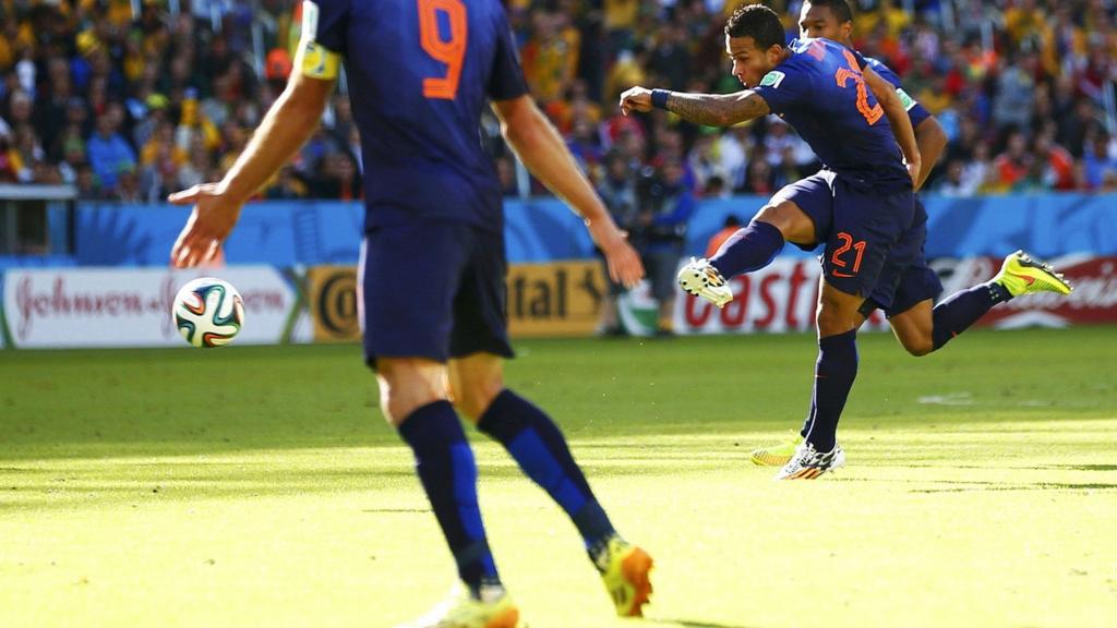 Memphis Depay of Netherlands scores against Australia