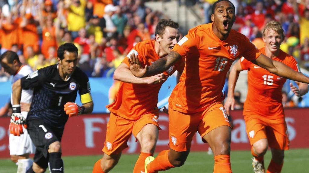 Leroy fer celebrates after putting the Netherlands ahead against Chile