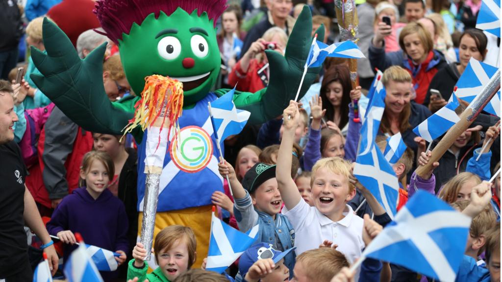 Clyde and crowds in Menstrie