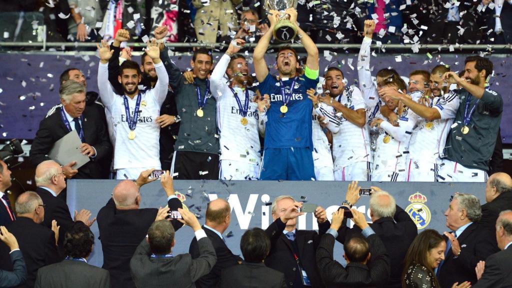 Iker Casillas lifts the trophy after Real Madrid defeat Sevilla in the UEFA Super Cup