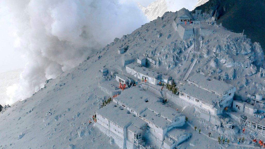 Rescue efforts on ash-covered Mount Ontake (28 Sep)