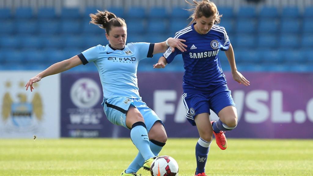 Hannah Blundell of Chelsea Ladies battles with Krystle Johnston of Manchester City Women