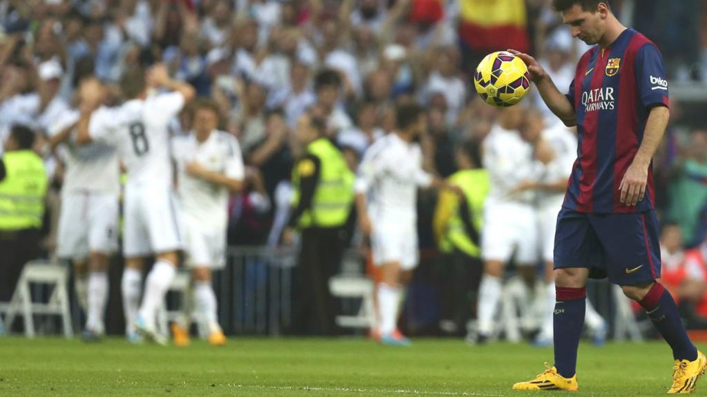 Lionel Messi walks off the pitch as Real Madrid celebrate