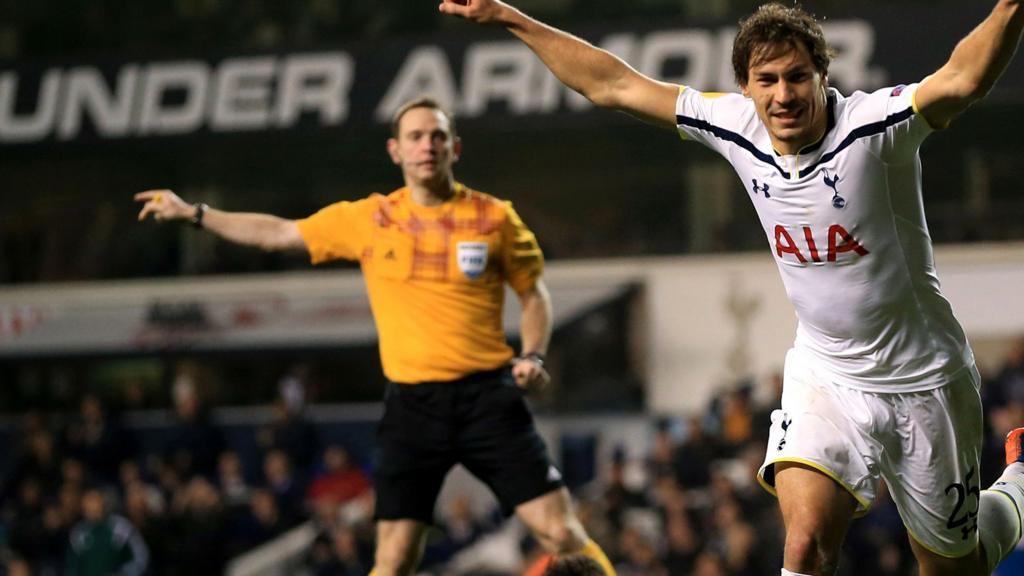 Benjamin Stambouli celebrates for Spurs