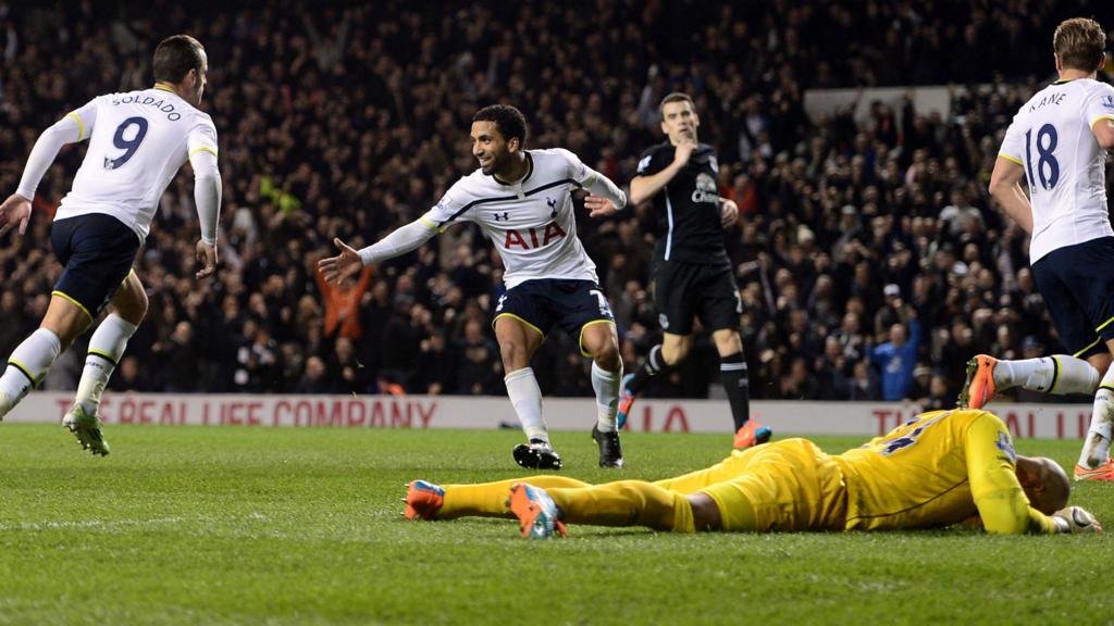 Roberto Soldado celebrates