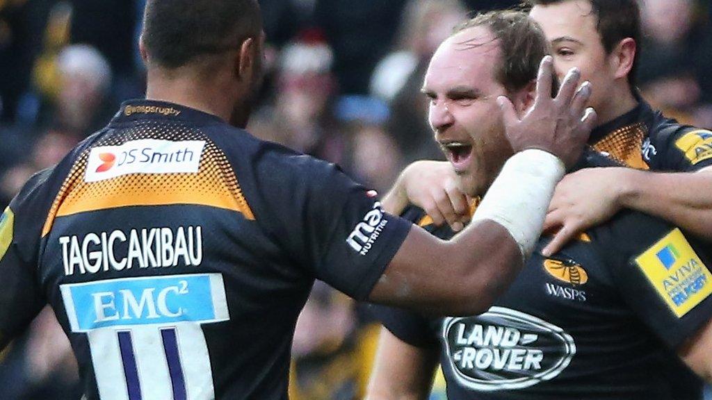 Sailosi Tagicakibau congratulates Andy Goode on his try for Wasps