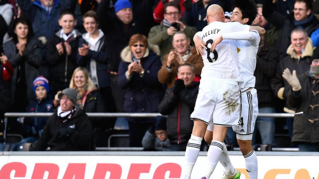 Ki Sung-yueng and Jonjo Shelvey celebrate