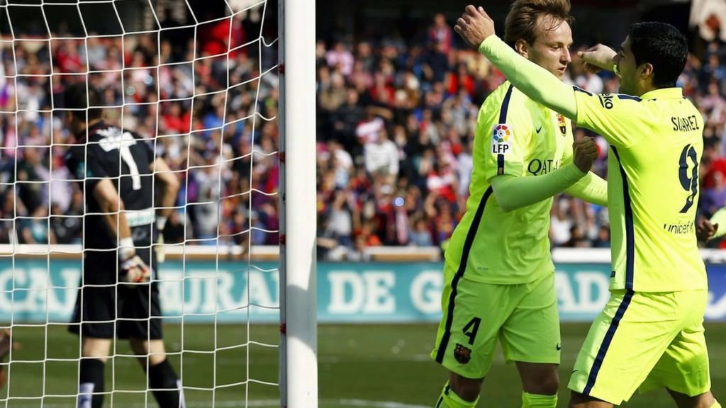 Suarez congratulates Rakitic