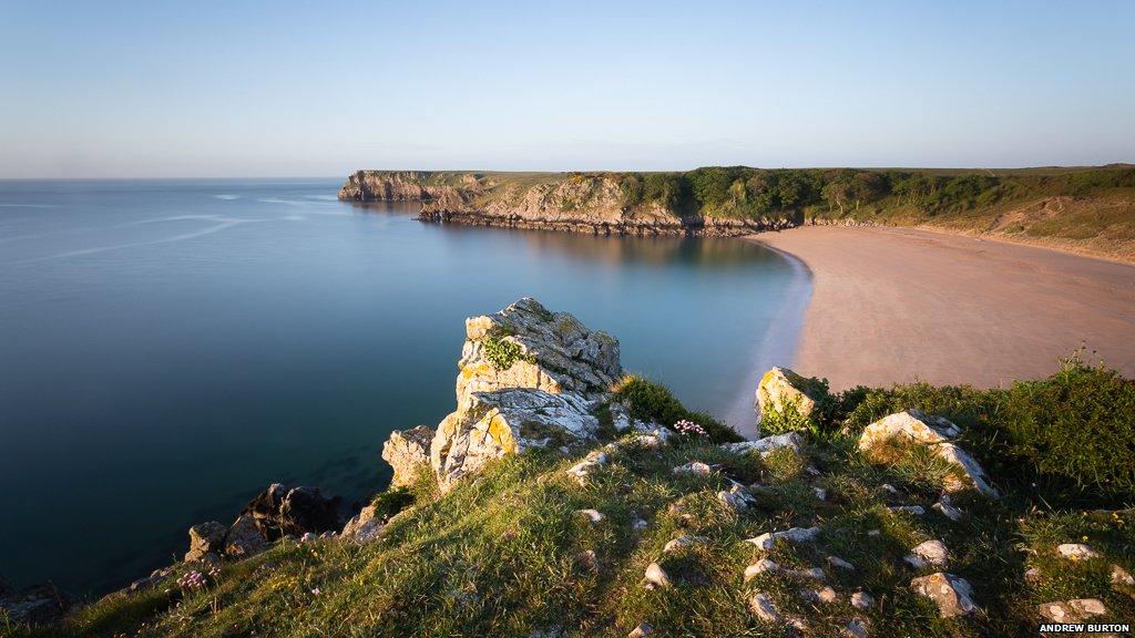 Mae traeth Bae Barafundle wedi ennill amryw o wobrau, gan gynnwys Traeth Gorau Phrydain a'r traeth gorau am bicnic! // Barafundle Beach has won a variety of awards including the Best Beach in Britain and the best beach for a picnic!