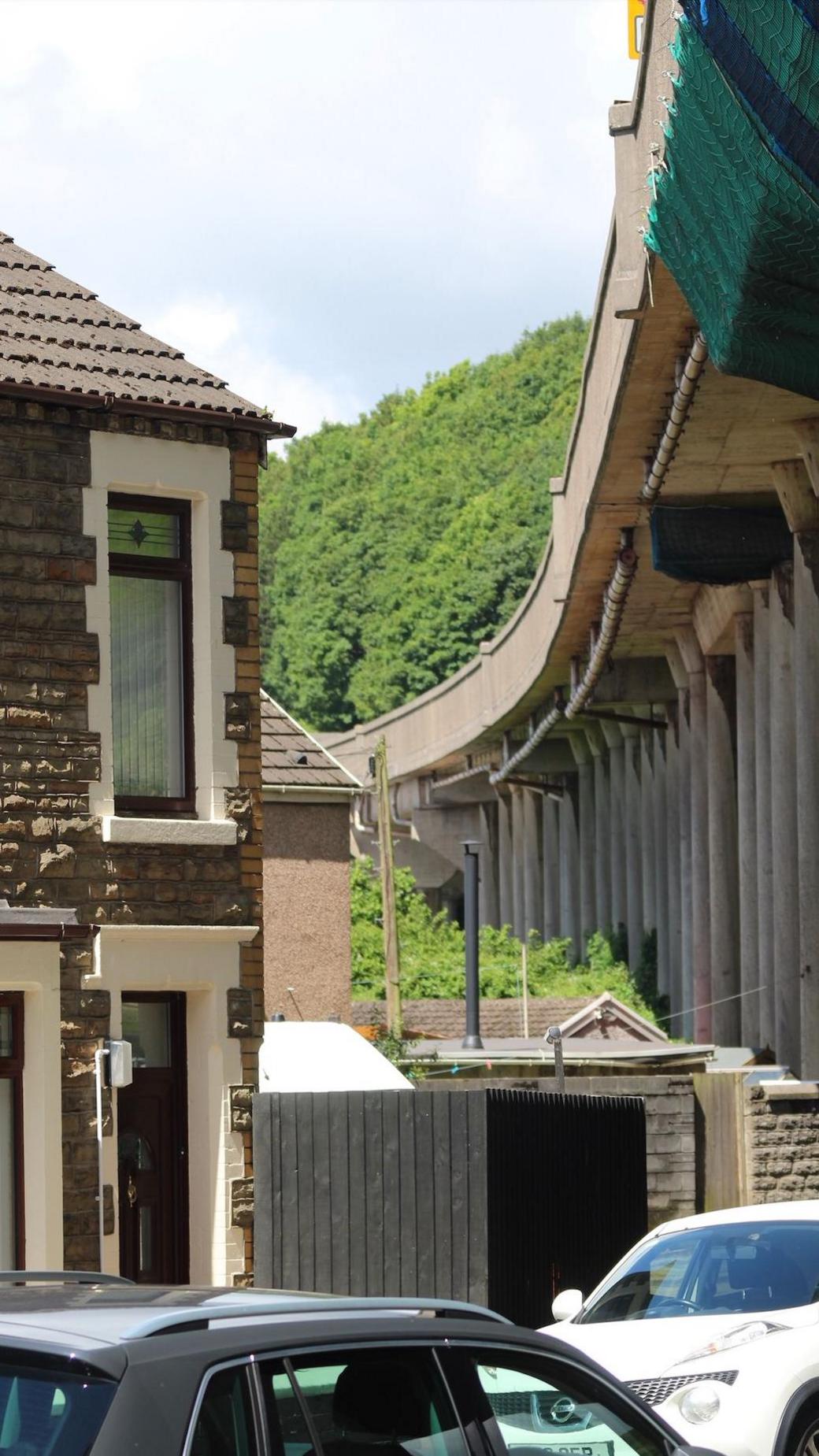 Mae'r ffordd wedi torri o leiaf 20 munud o'r siwrne rhwng Caerdydd ac Abertawe