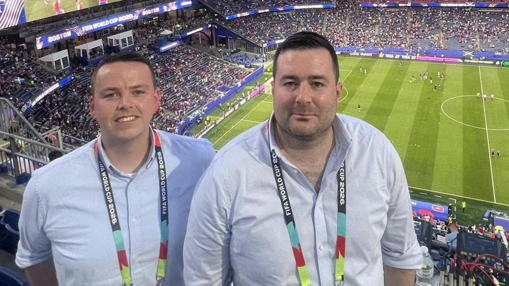 Alasdair MacIllinnein is Calum Dòmhnallach aig an stèideam ann am Boston