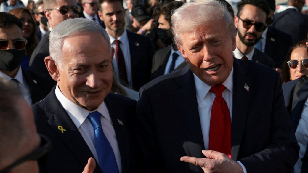 Presidenti i SHBA-së, Donald Trump, bën gjeste pranë kryeministrit izraelit, Benjamin Netanyahu, në Aeroportin Ndërkombëtar Ben Gurion, ndërsa Trump largohet nga Izraeli për në Sharm El-Sheikh në tetor 2025.