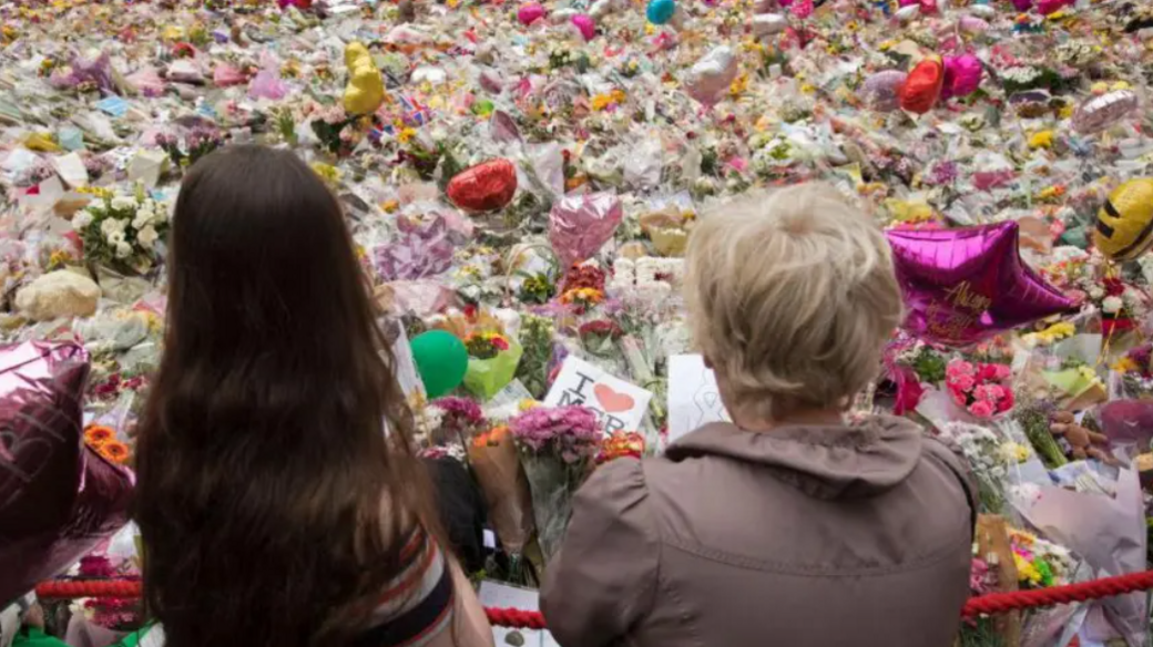 Fliùrichean a dh'fhàg daoine an dèidh bomadh Arena Mhanchester