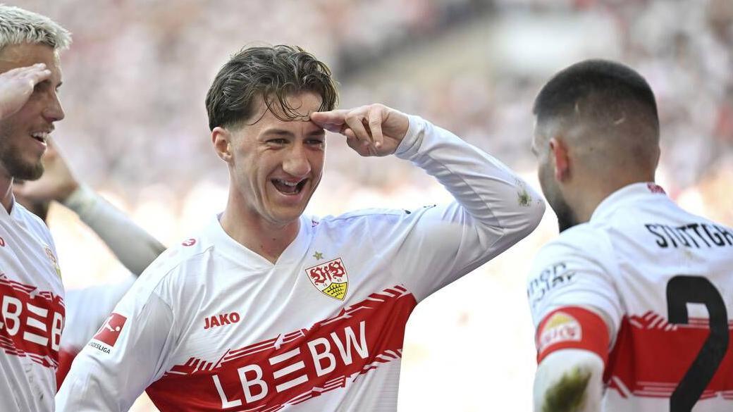 Angelo Stiller salutes Dennis Undav with his left hand and a big smile on his face after scoring a goal