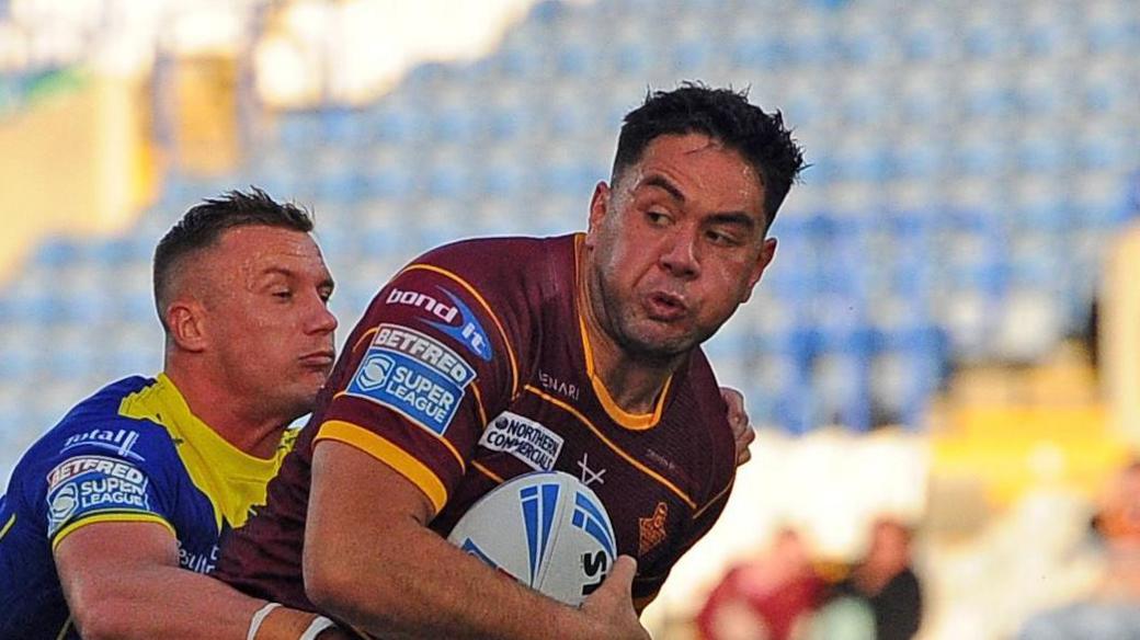 Andre Savelio playing for Huddersfield Giants against Warrington Wolves