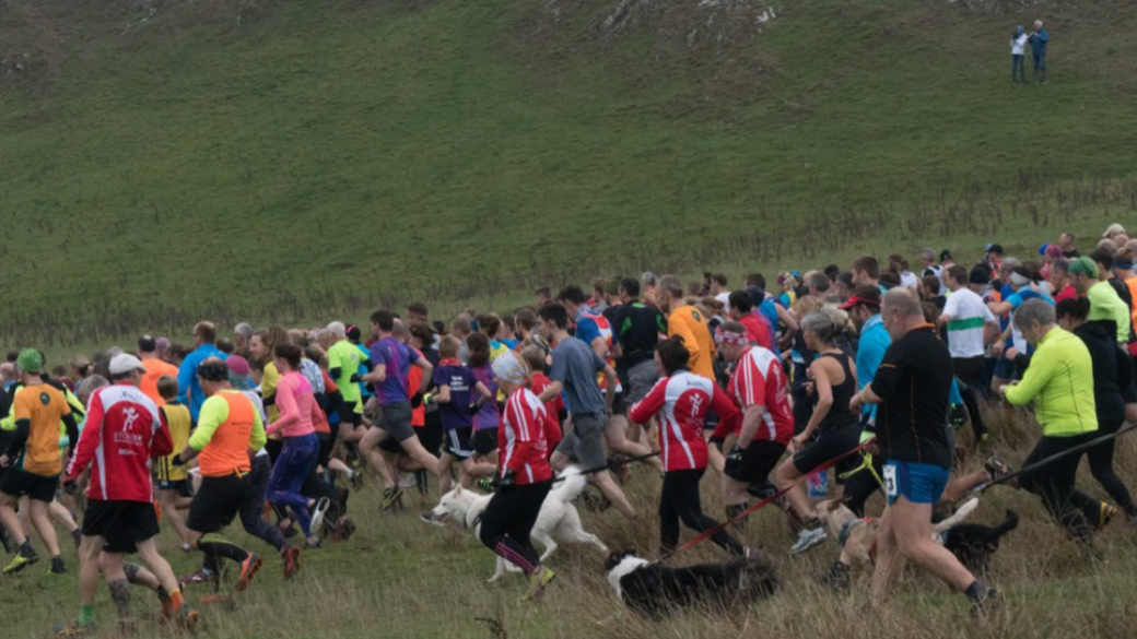 Hundreds of people running in the Dovedale Dash