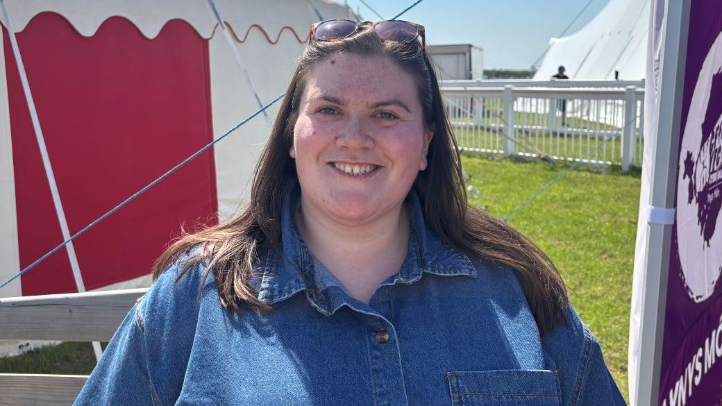 Mari Owen ar faes yr Eisteddfod