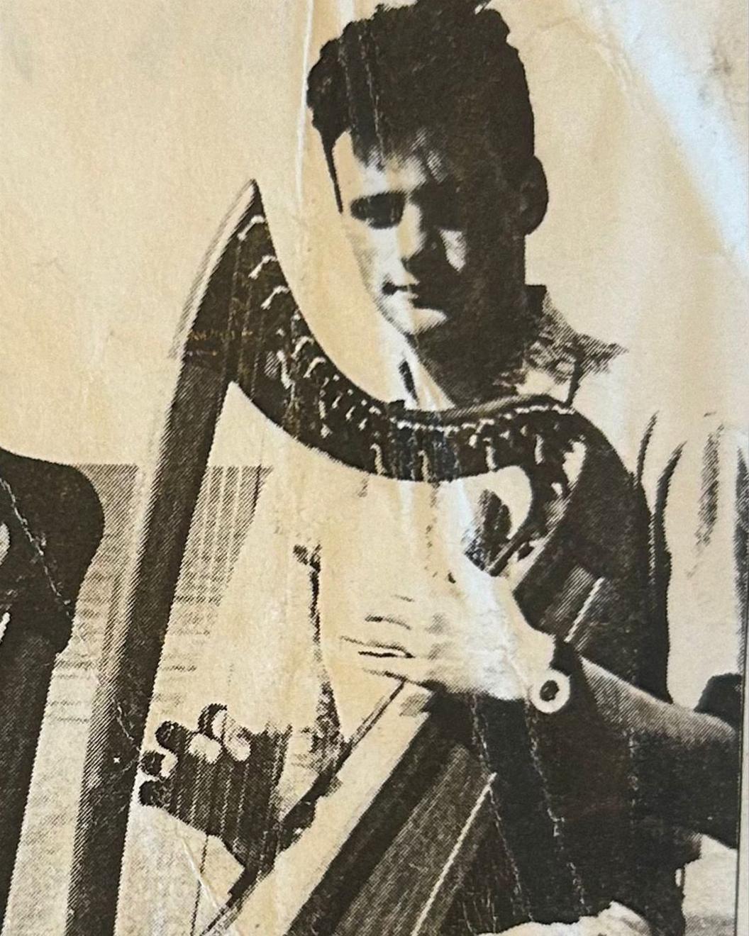 Y dyddiau cynnar. Carwyn yn 18 oed ac yn dechrau canolbwyntio ei ddoniau ar y delyn Geltaidd
 