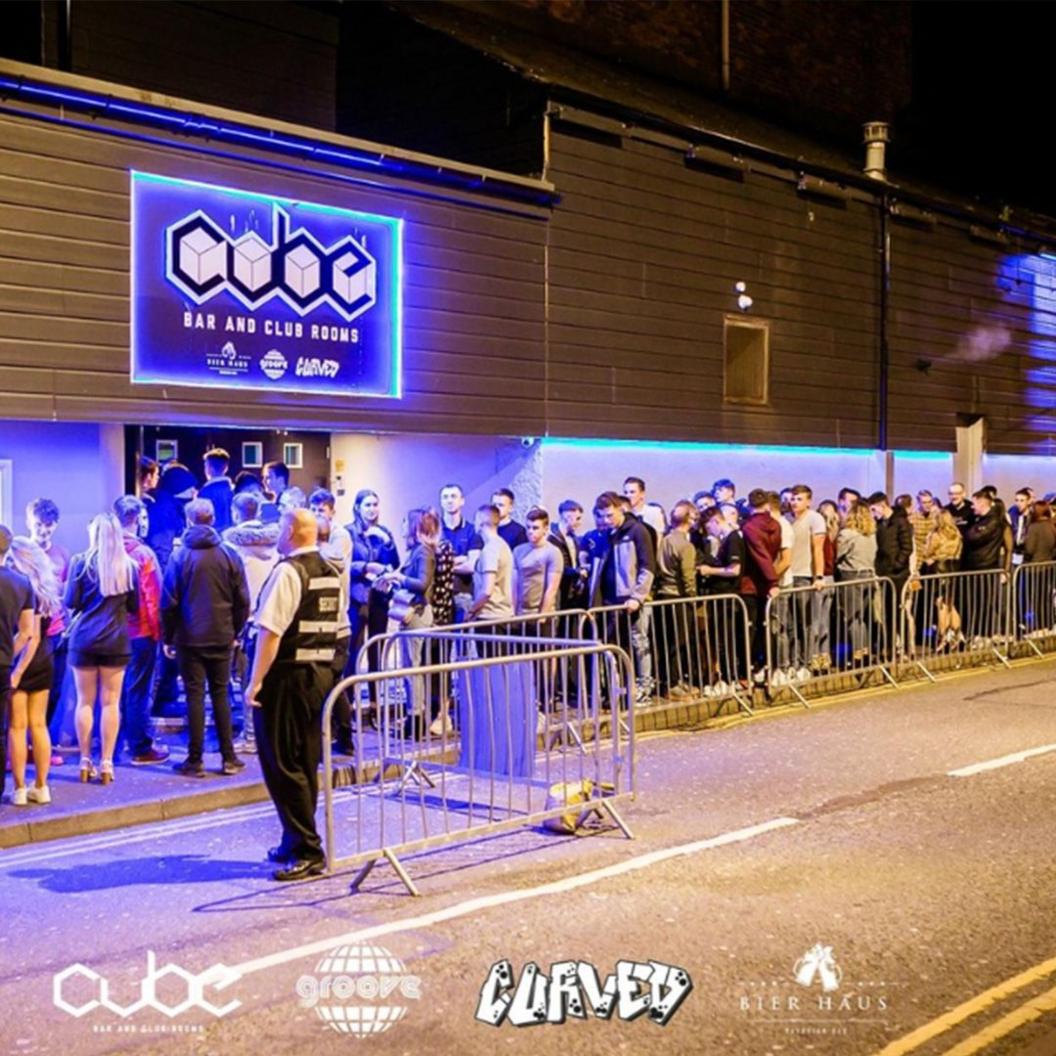 Clwb nos Cube ym Mangor
