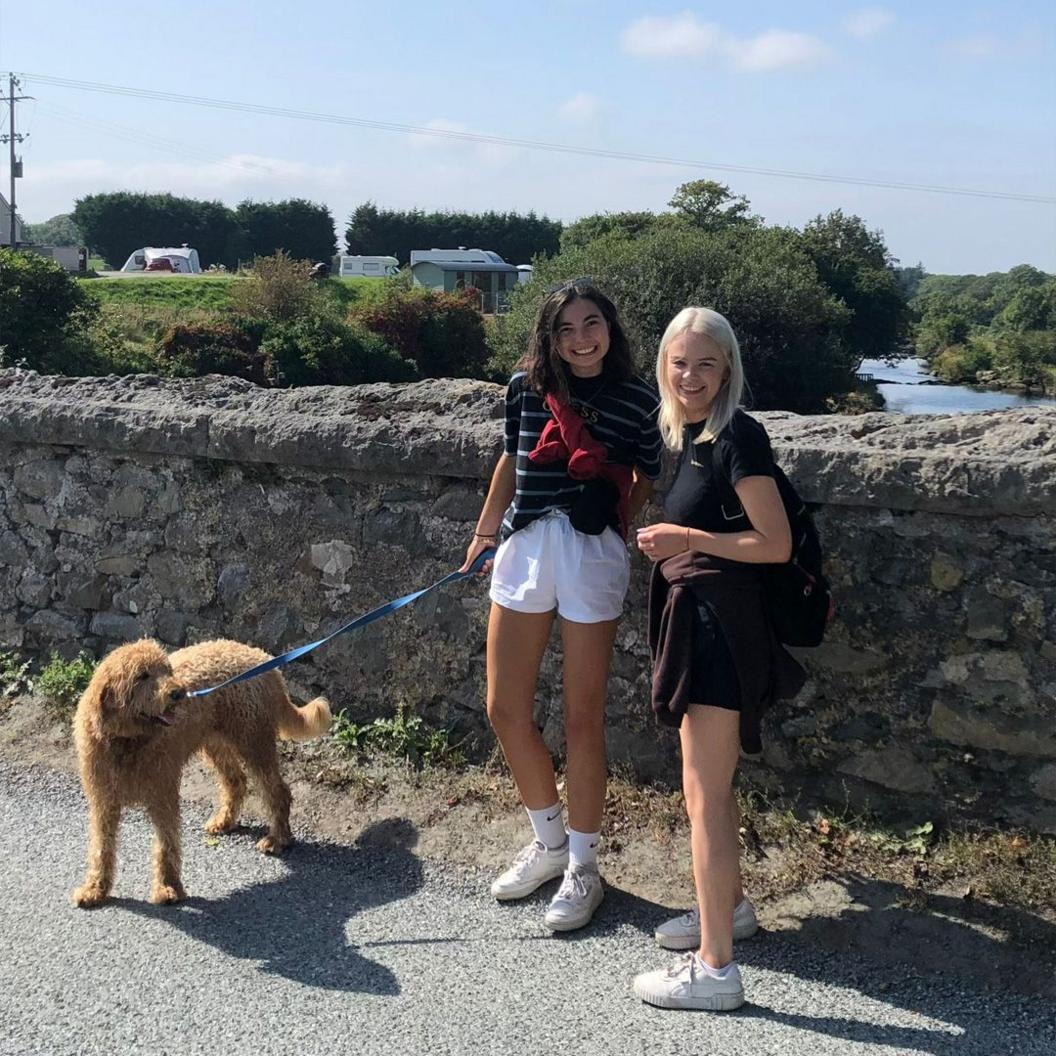 Beca gyda'i ffrind gorau, Ceri