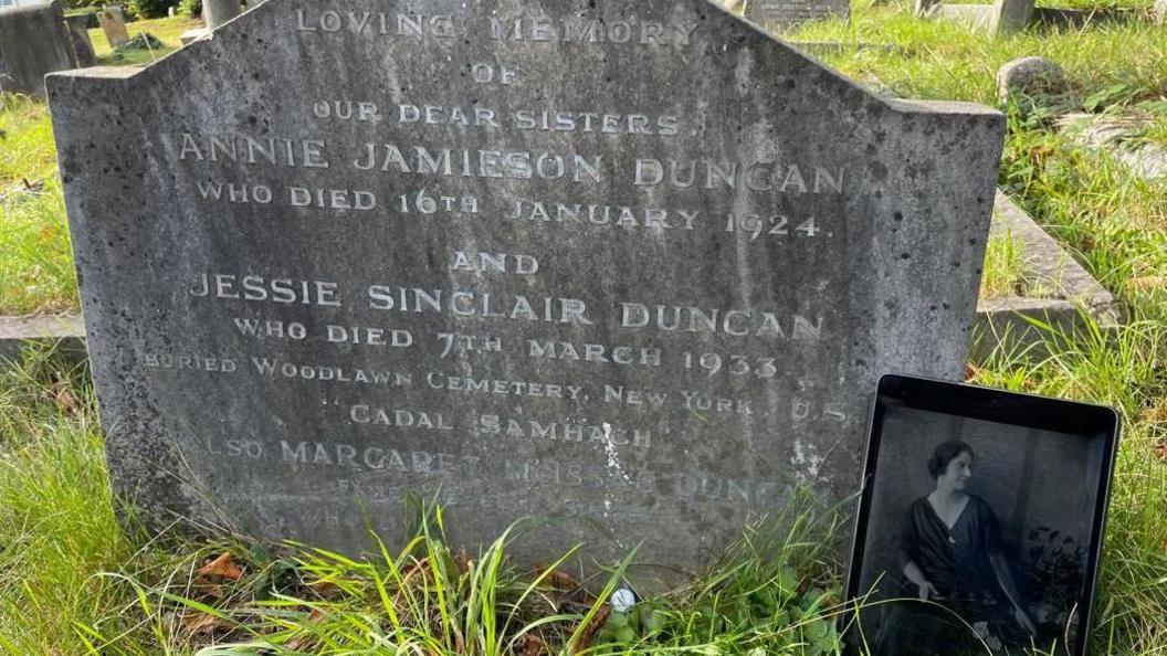 Margaret Duncan's grave in London's Twickenham Cemetery