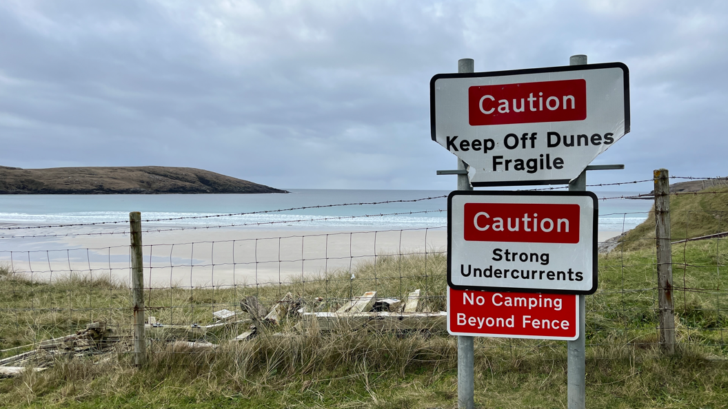 Soidhne rabhaidh an cois na tràghad 