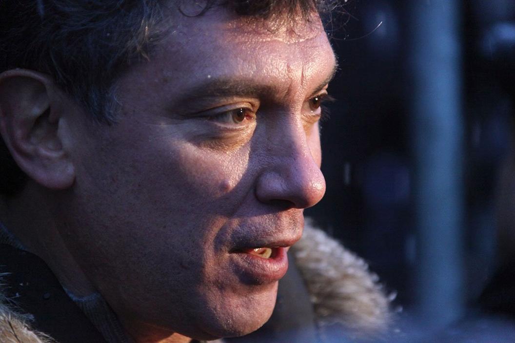 Russian police investigators stand near the body of killed Russian opposition leader and former Deputy Prime Minister Boris Nemtsov, covered by plastic, on Bolshoi Moskvoretsky bridge near St. Basil cathedral on February 28, 2015 in central Moscow, Russia (Photo by Sasha Mordovets/Getty Images)