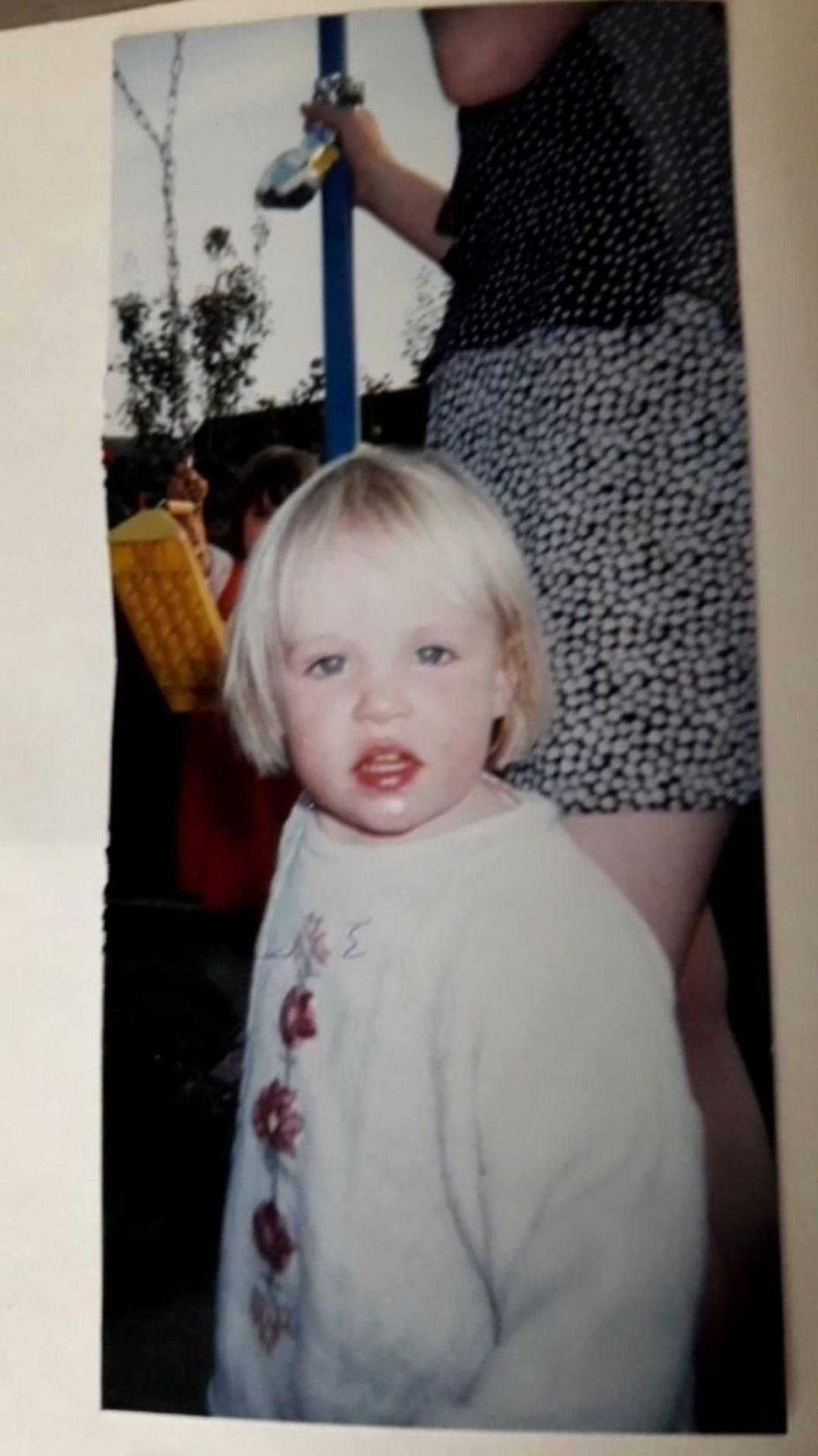 Lucy yn ferch ifanc