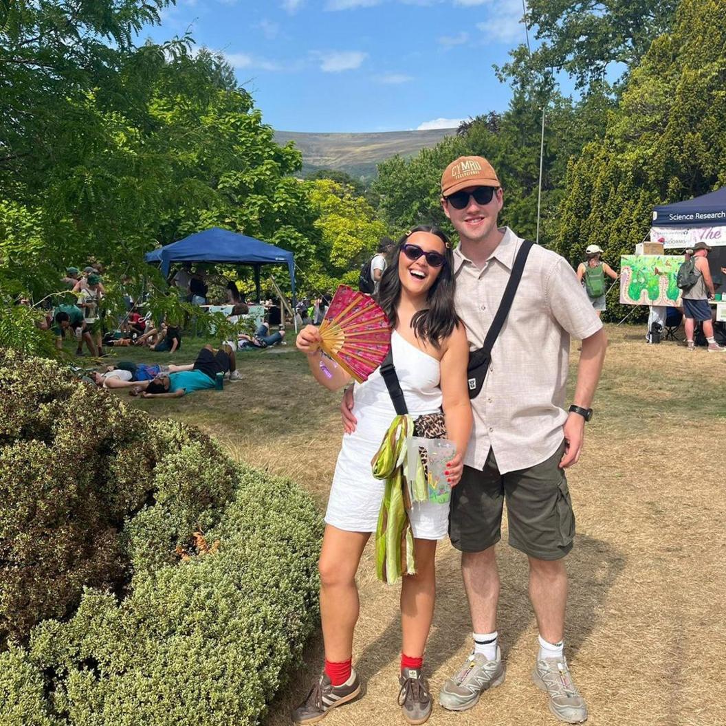 Cadi a pherson arall yng Ngŵyl y Dyn Gwyrdd