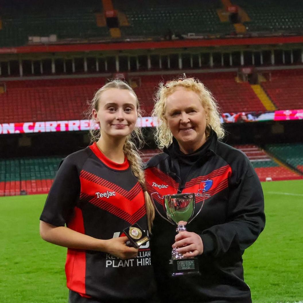 Alys a Mair yn dathlu ar ôl buddugoliaeth y Gwylliaid yn erbyn Quins Caerdydd