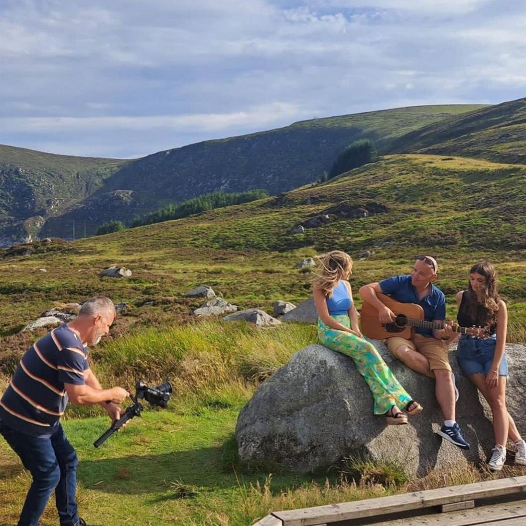 Lowri a'i chwaer Cifa yn ffilmio'r rhaglen Ein Llwybrau Celtaidd gyda'u tad Ryland Teifi