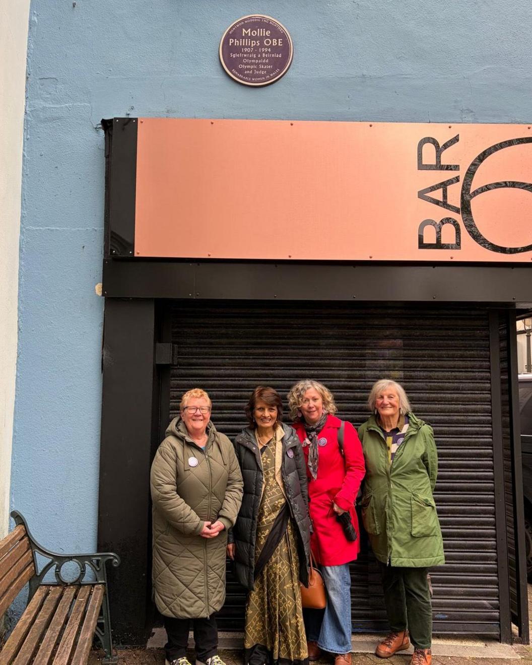 Chwith i dde: Meryl James, Professor Meena Upadhyaya, Nancy Cavill and Sue Essex - o bwyllgor Placiau Porffor. 