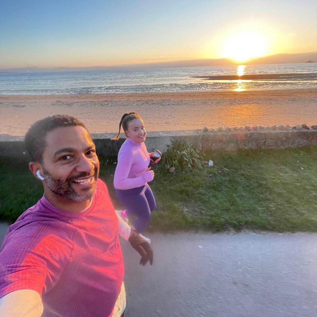 Sean Fletcher a'i ferch Lili'n hyfforddi