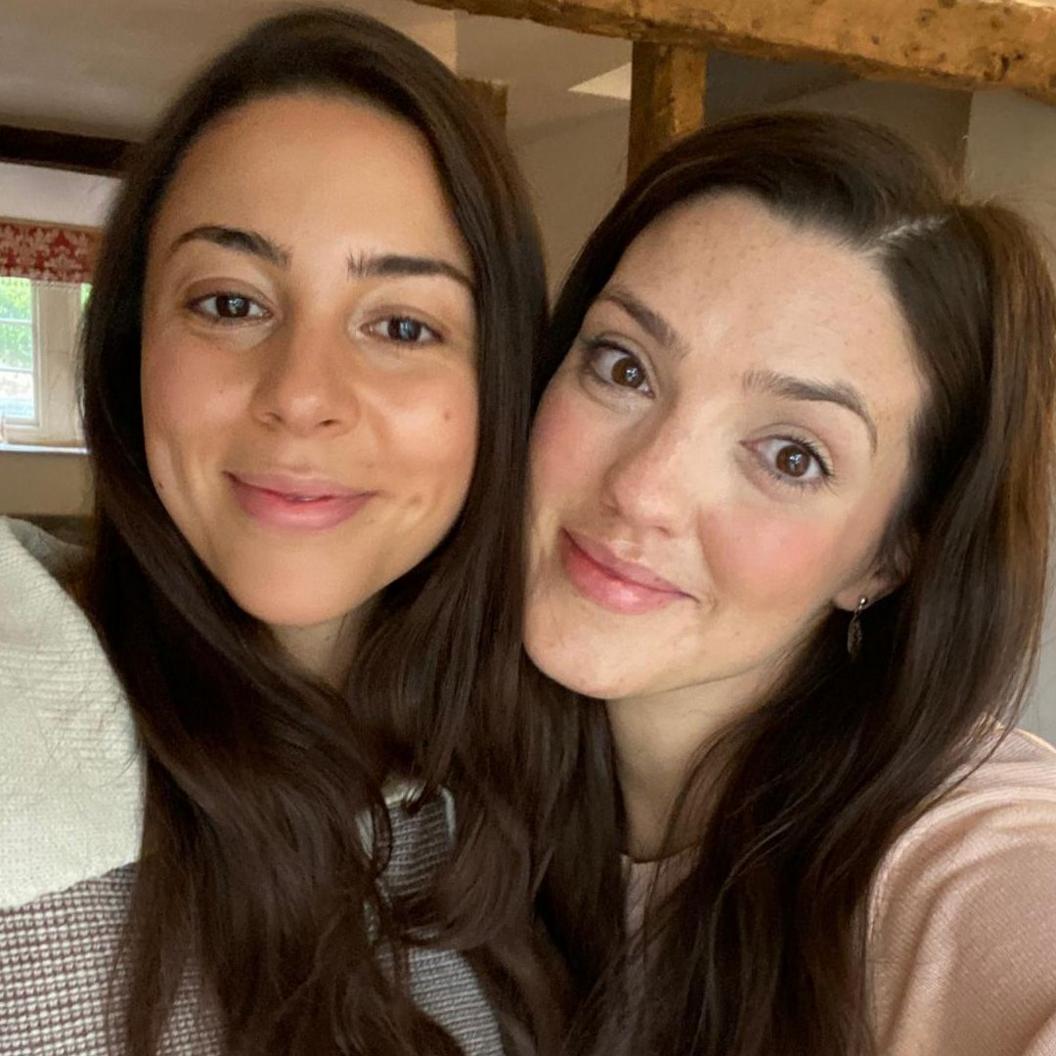 Lois a'i ffrind Sophie